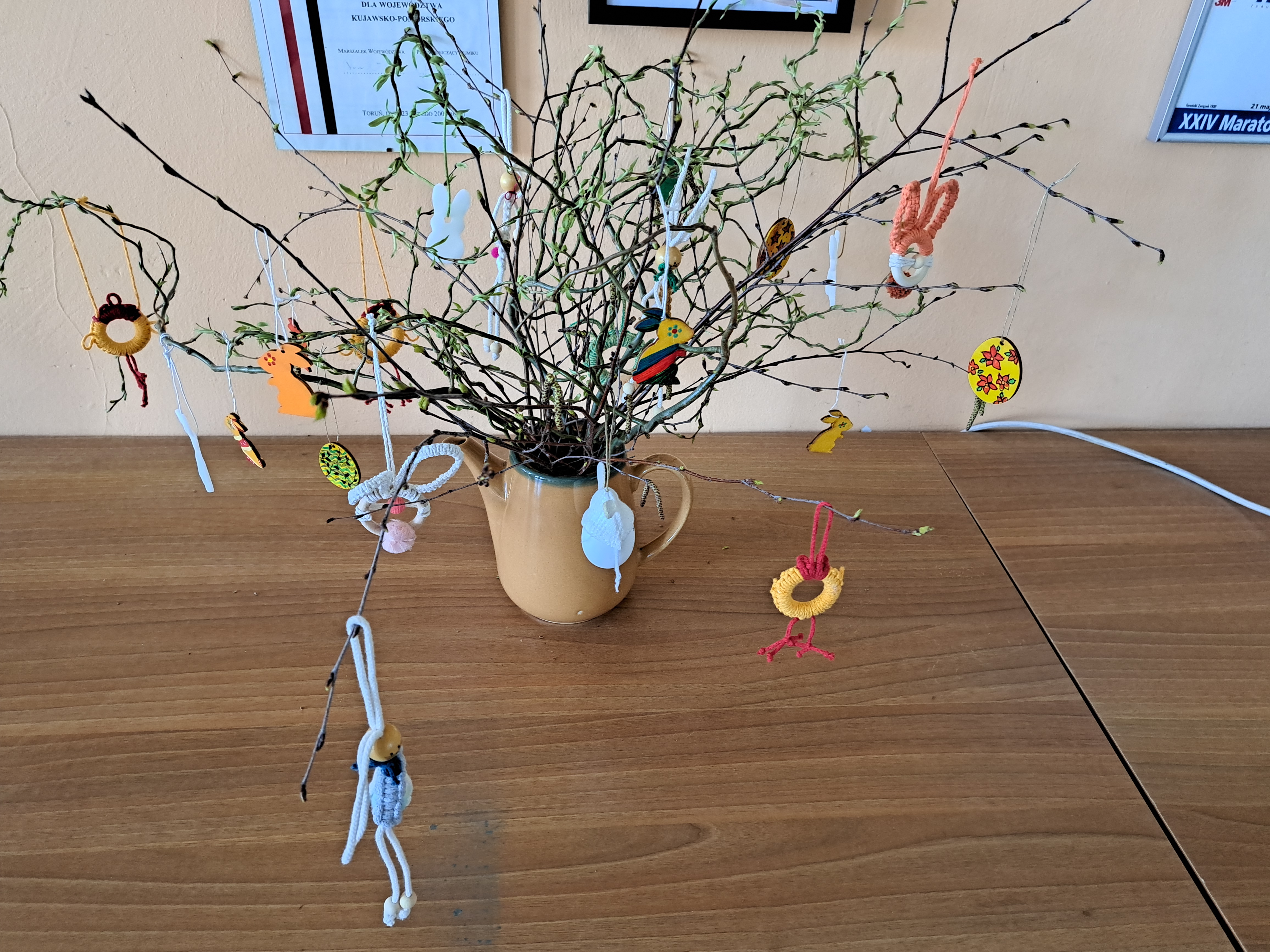 wiosenne gałązki z wielkanocnymi ozdobami